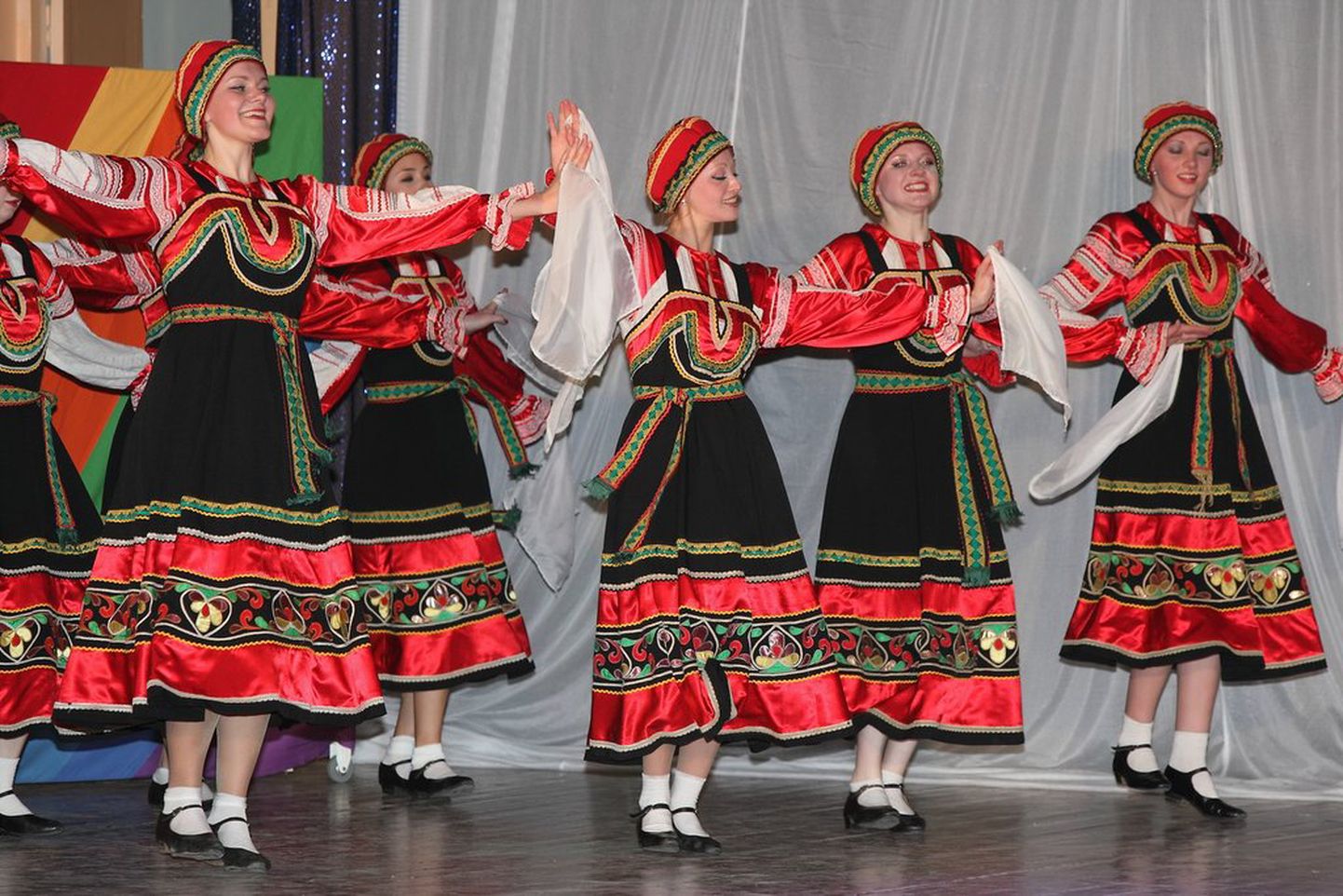 Танцы силламяэского "Сувенира" кохтла-ярвеские зрители видят нечасто, но в воскресенье коллектив украсит праздничную программу.