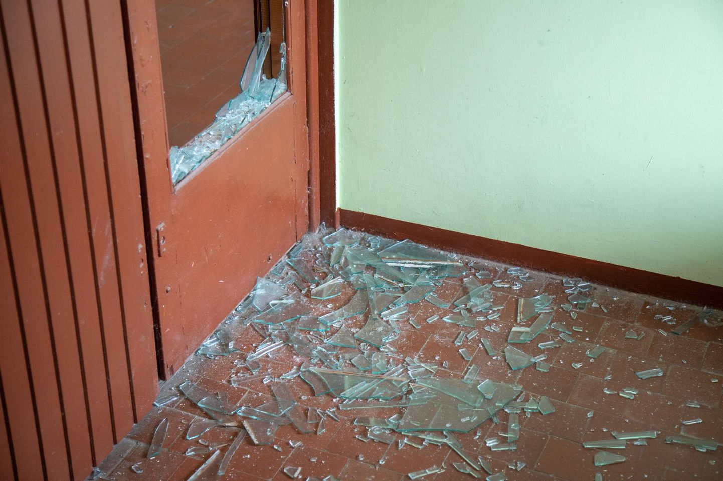 Malmi tänava kortermajas purustas ründaja ukseklaasi ning ähvardas ühe klaasikilluga majaelaniku kõri läbi lõigata.
