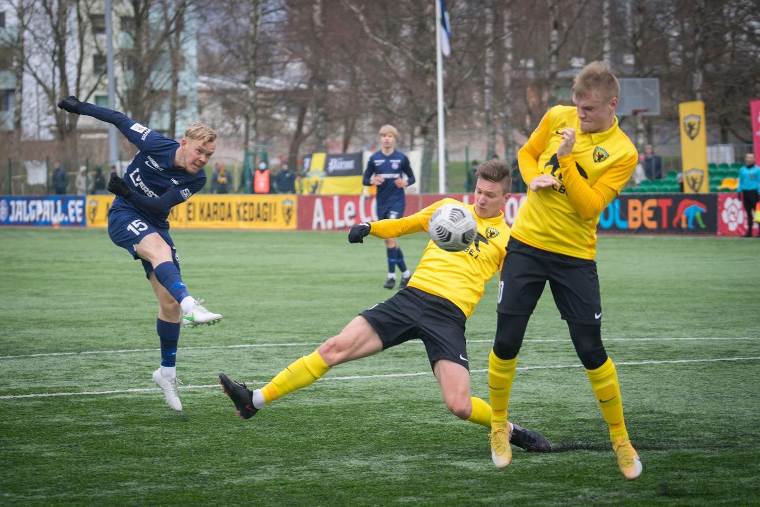 Paide linnameeskond (sinises) võitis viimases Premium liiga mängus Pärnu Vaprust 3:1 ja tugevdas oma liidrikohta.