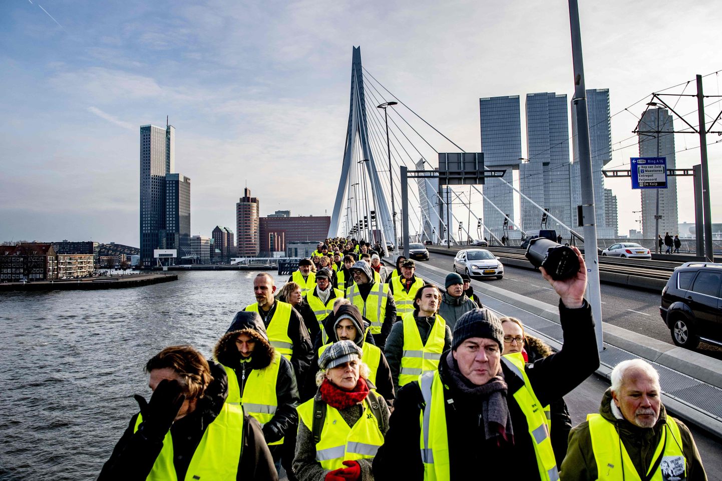 Kollaste vestidega demonstrandid Rotterdamis Erasmuse sillal võtsid eeskuju Prantsusmaa kütusehinna vastu protestijatest. Foto on illustreeriv ja ei ole Eesti idufirmaga seotud.