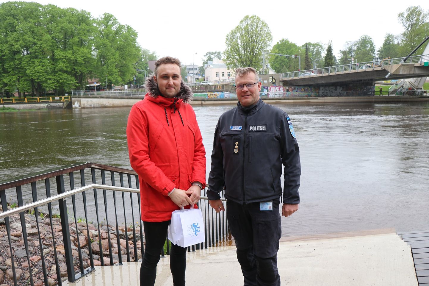 Tartu politseijaoskonna juht Andrus Reimaa ja elupäästja Sten Delta trepistiku juures.