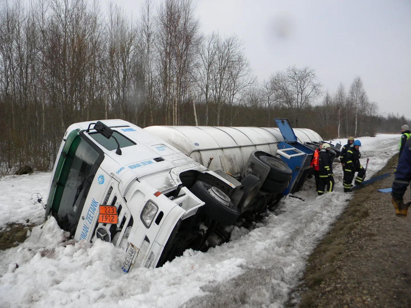 Jõhvi-Tartu maanteel Mustvee lähistel teelt välja sõitnud Poola päritolu gaasiveok.