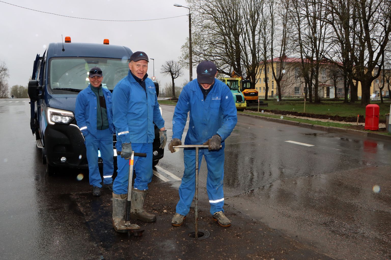 Работники "Järve Biopuhastus" выполняют обслуживание водопроводной сети.