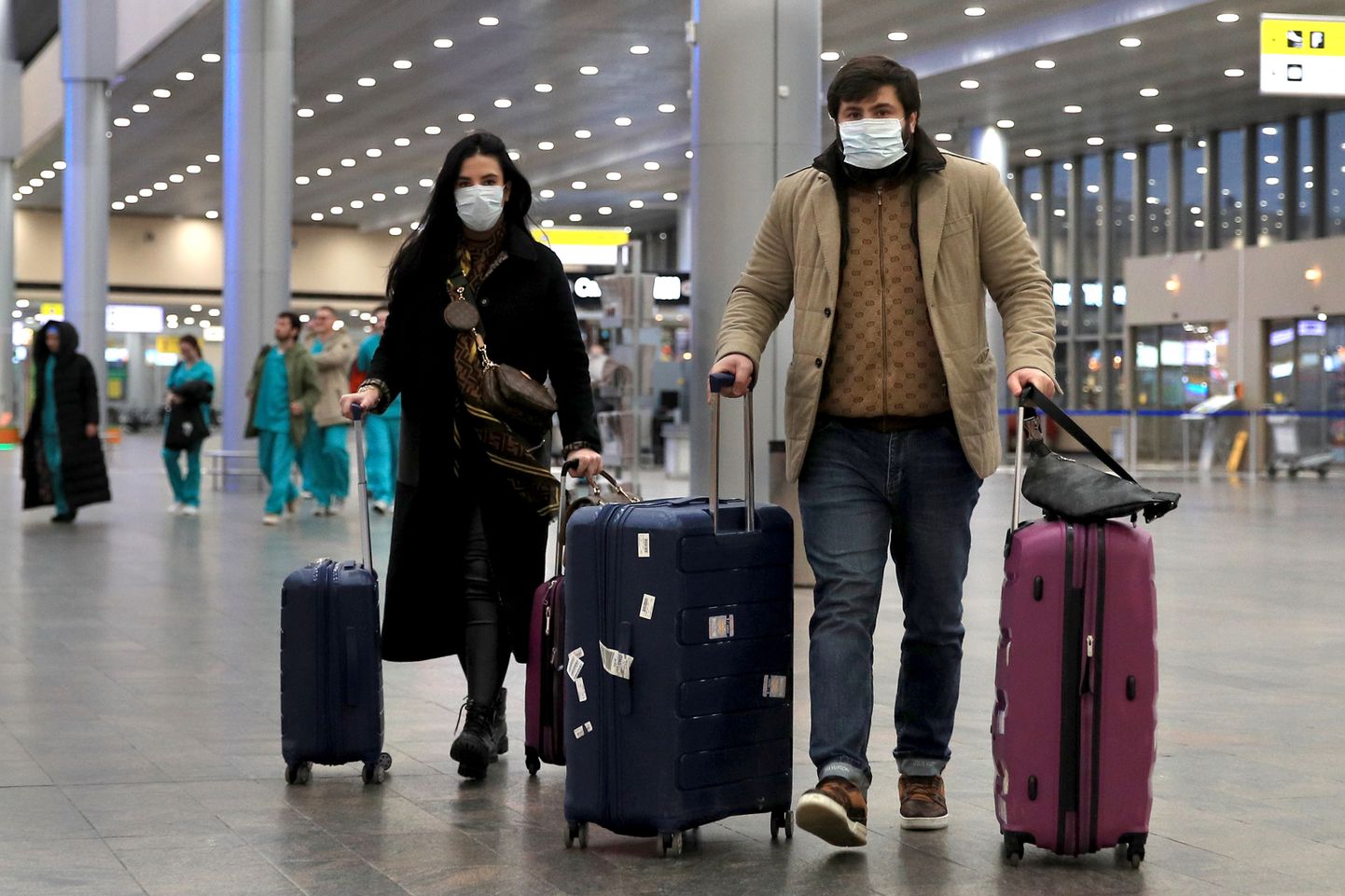 Люди в масках в московском аэропорту. Фото иллюстративное.
