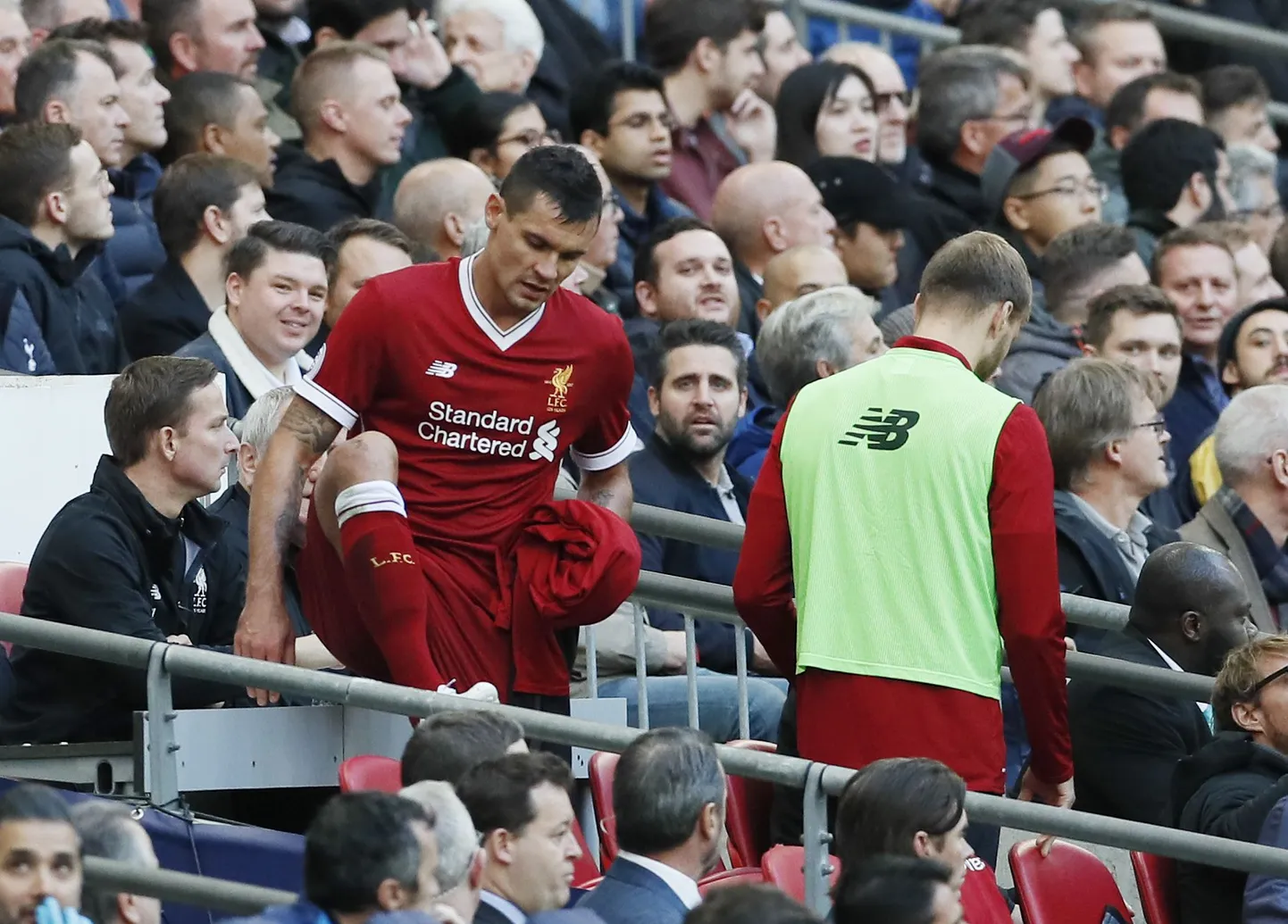 Dejan Lovren ronib pingile, kohutav pooltund seljataga.