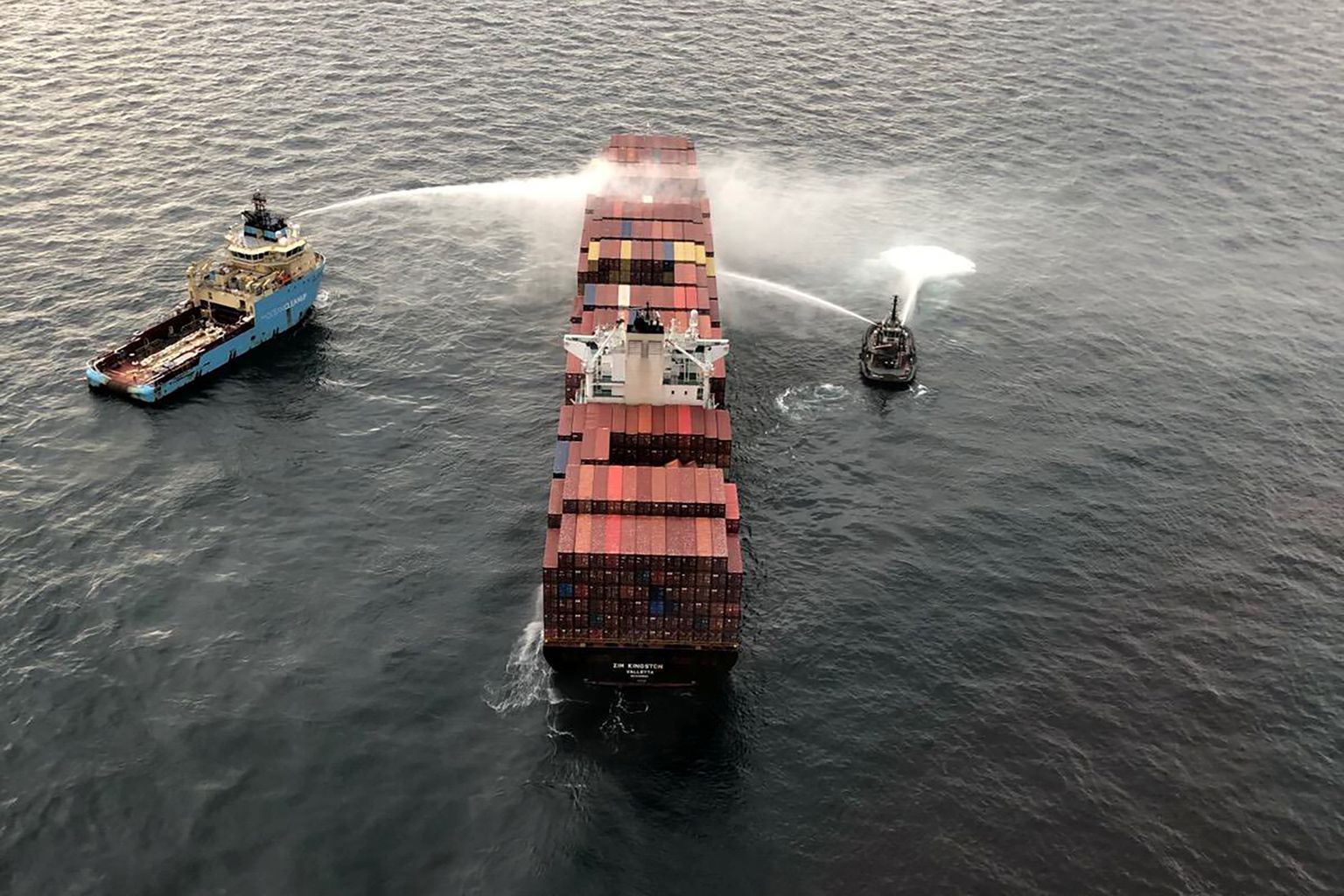 Pukserid jahutavad konteinerilaeva Zim Kingston keret ning lasti pärast kahest konteinerist alguse saanud põlengut laeva vööriosas.