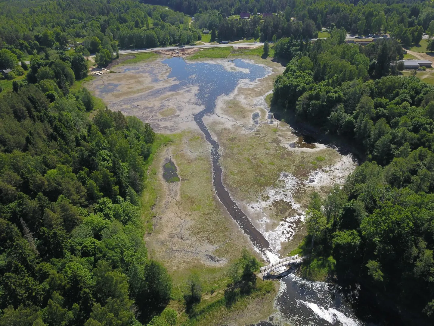 Nagu Alatskivi lossi poolt maantee suunas reedel tehtud droonifoto tõendab, voolab jõesängis vesi ning nõutav ökoloogiline vooluhulk on tagatud.