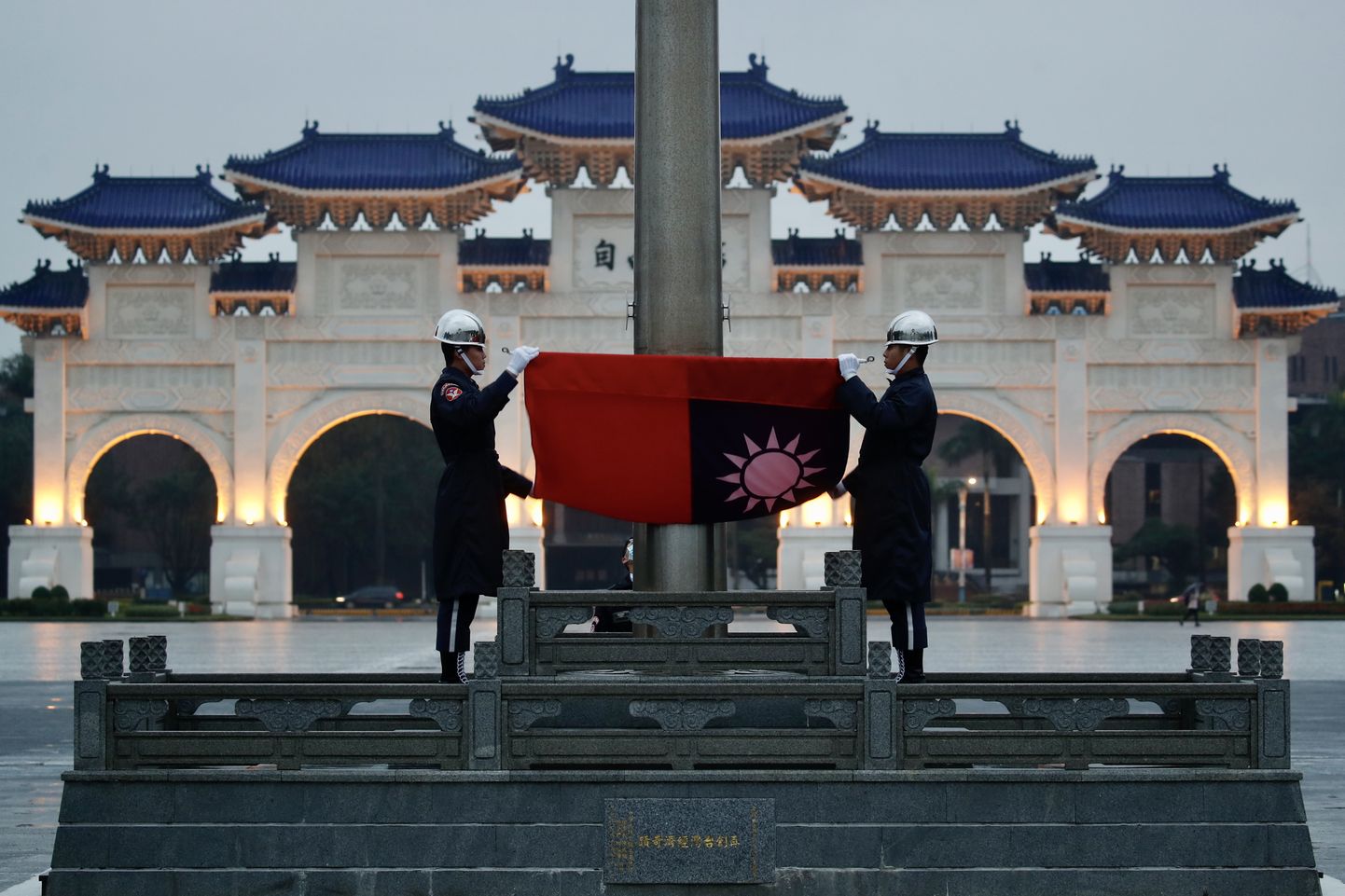 Taiwani auvahtkond lipuga Tapei Vabaduse väljakul.