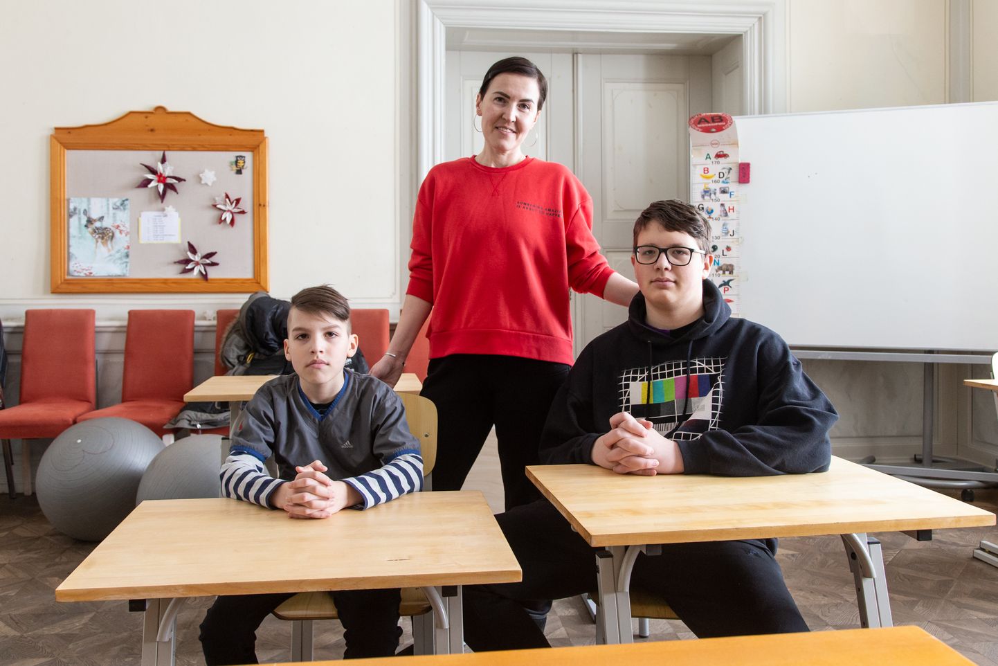 Larissa Sviridova koos poegade Kyrylo ja Ihoriga klassiruumis, mille Maidla kool andis sõjapõgenike käsutusse.