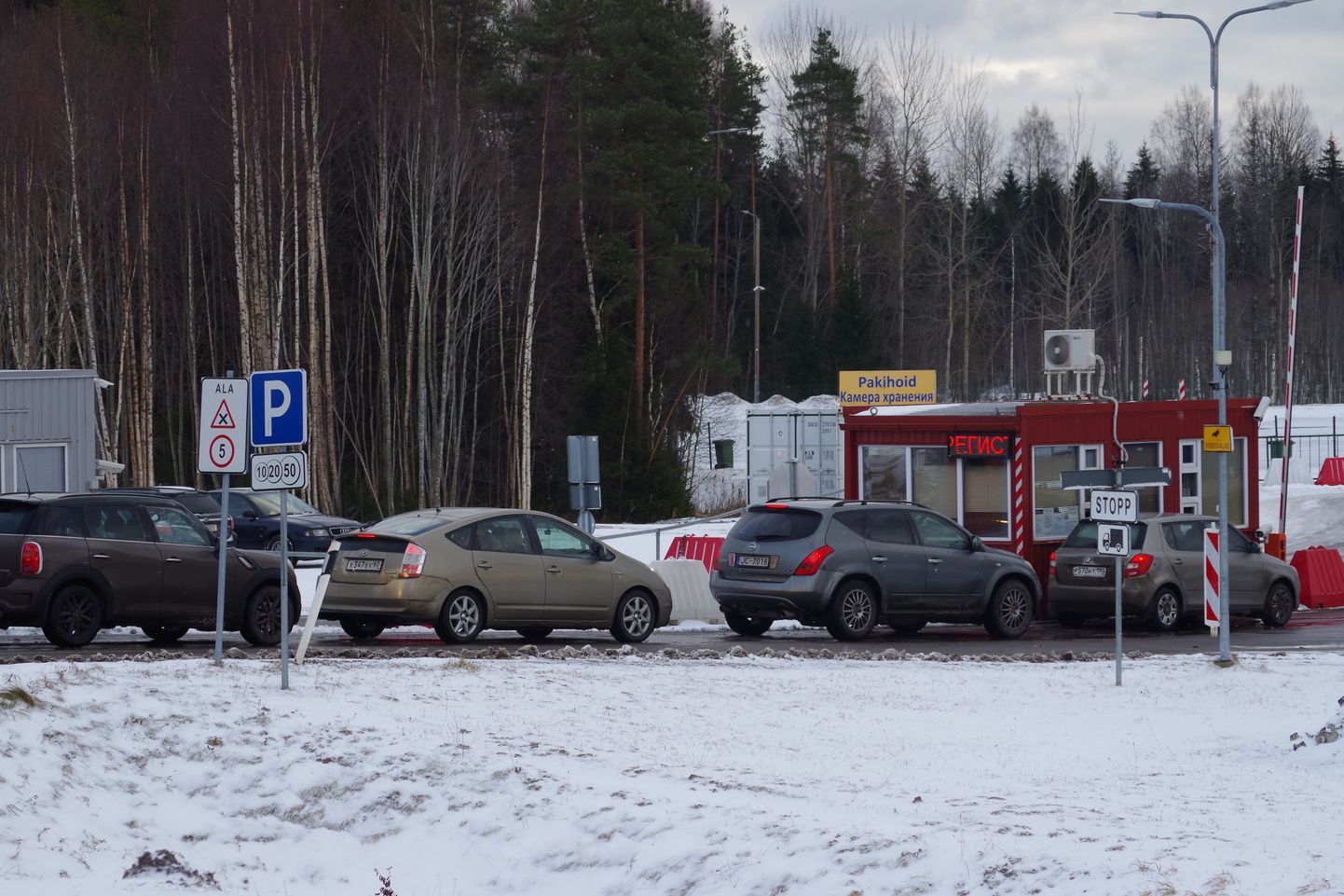 Venemaale naasvad autoreisijad ootavad sissepääsu Luhamaa piiripunkti ootealale.