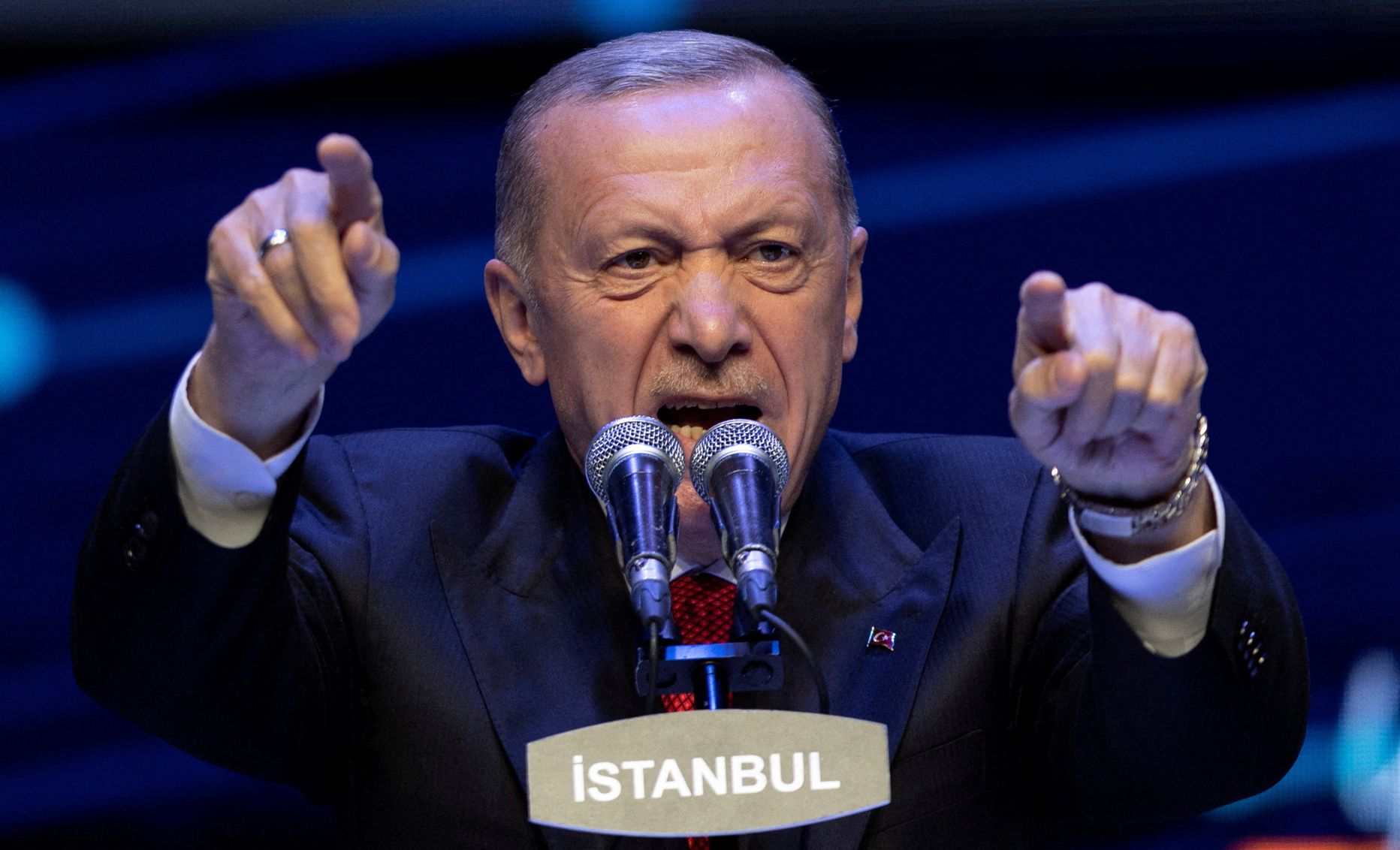 Президент Турции Реджеп Тайип Эрдоган обращается к своим сторонникам в Стамбуле.