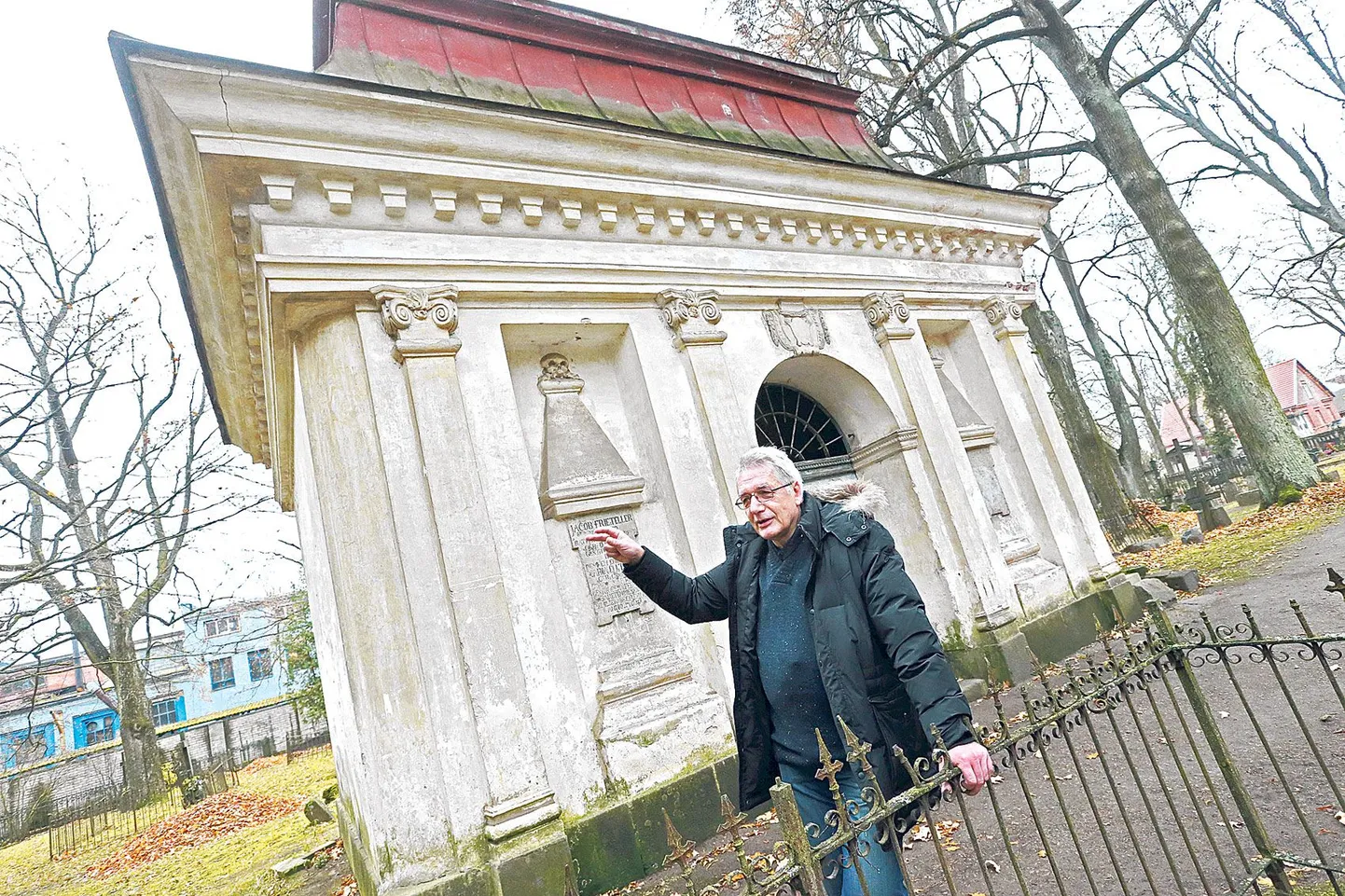 Tartu kalmistutel, mida on linnas ja maakonnas kokku 77 hektarit,on väga palju objekte, mis vajavad restaureerimist. Linna asutuse Kalmistu juhataja Enn Veenpere selja taga on
 Telleri perekonna kabel, mis on kultuurimälestis. Selle katus ei pea vett. «Sel aastal oleme lasknud Telleri kabelile teha ajaloolise õiendi ja projekti, mis on eelduseks sellele,
 et üldse mingit ehitusraha saada,» ütles ta.