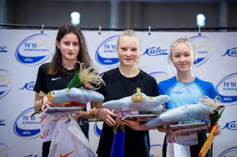Gloria Teearu (paremal) sai tõkkejooksus kolmanda koha.