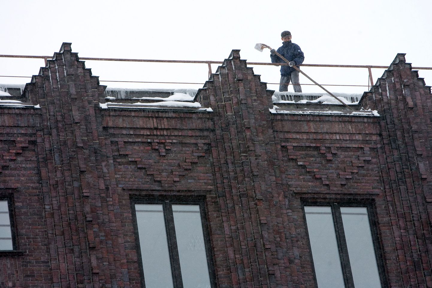 Jääpurikate likvideerimine linnavalitsuse Vabaduse väljaku hoone katuse räästast.