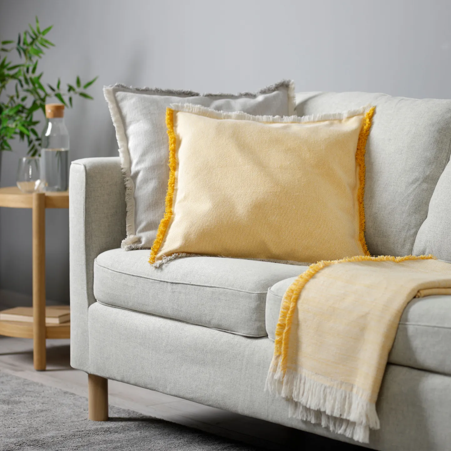 IKEA laiž klajā kolekciju, kas daļēji izgatavota no pārstrādātām darbinieku uniformām