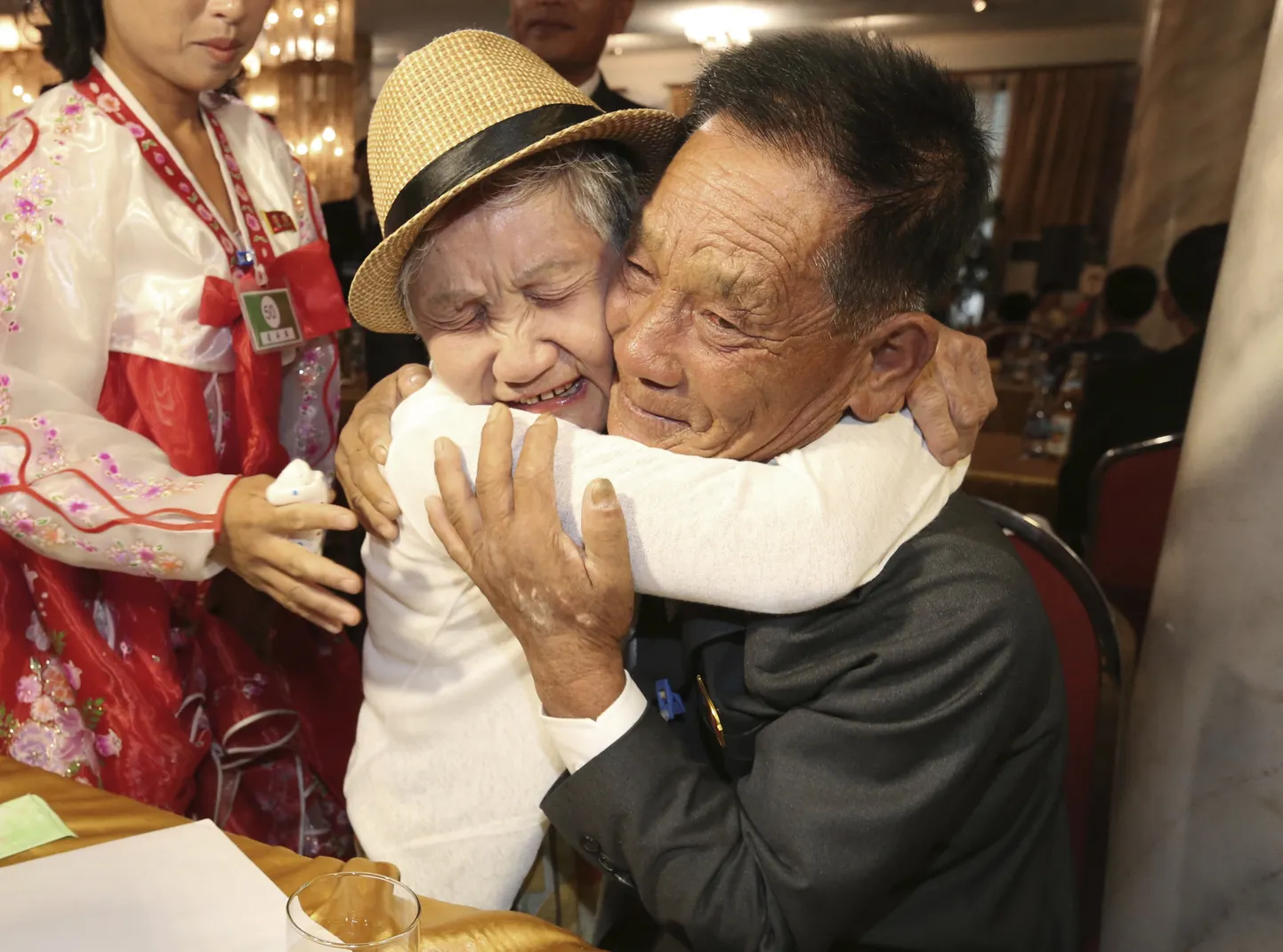 Lõuna-Koreas elav 92-aastane Lee Keum-seom kohtumas oma 71-aastase poja Ri Sang-choliga, kes elab Põhja-Koreas