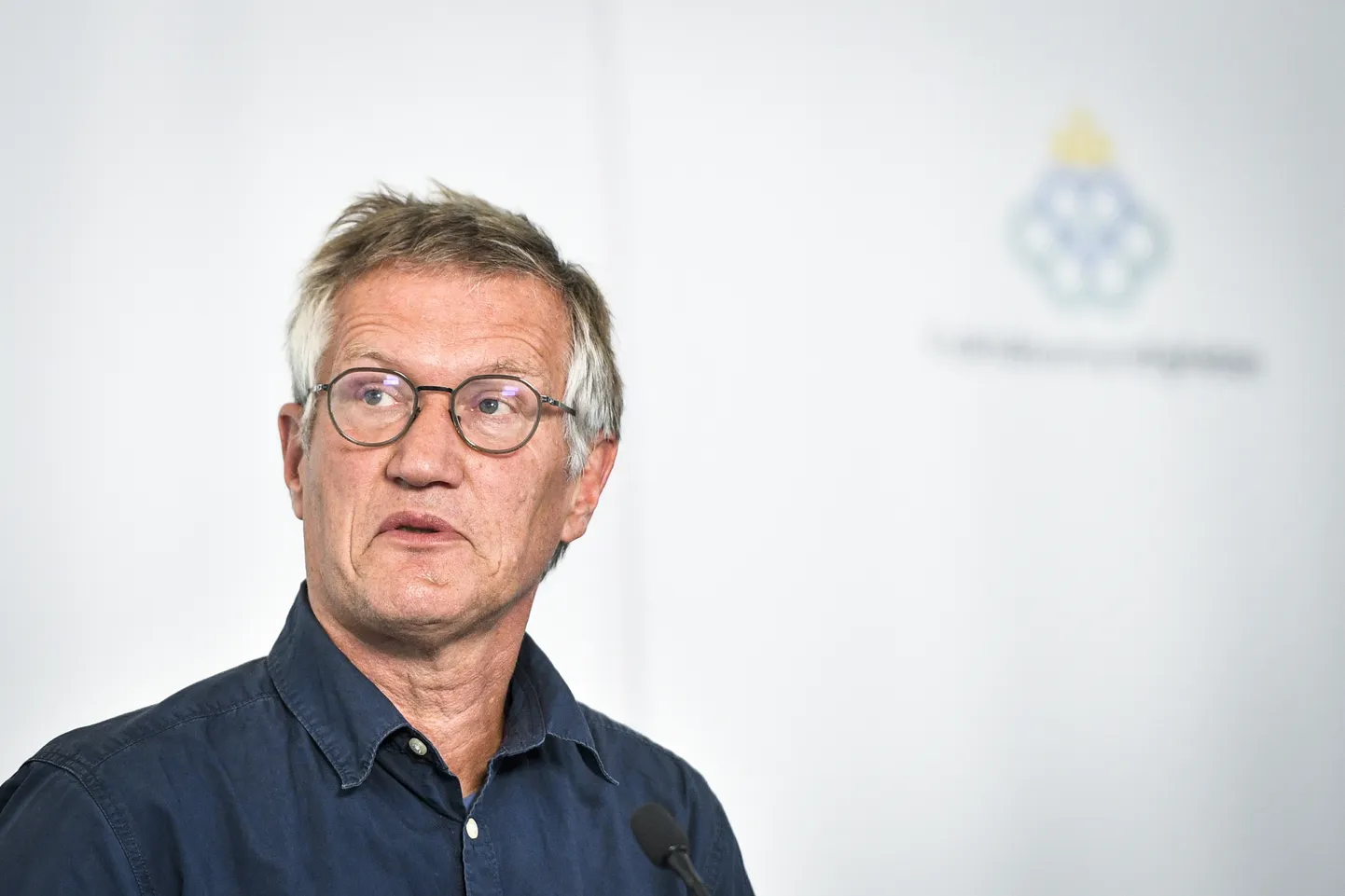 Rootsi riigiepidemioloogi Anders Tegnelli sõnul ei tähenda karjaimmuunsuse küsimuse arutamine meilivahetuses tänavu märtsis, et see oleks olnud terviseameti strateegia eesmärk, vaid tegu oli lihtsalt teoreetilise diskussiooniga erinevate meetmete mõju üle.