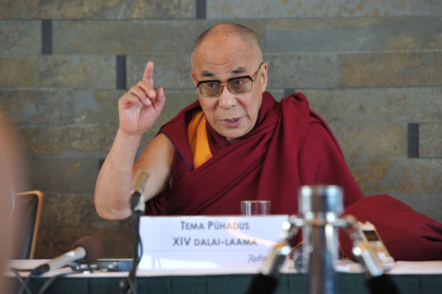 Tiibeti vaimse liidri dalai-laama Tenzin Gyatso pressikonverents Tallinnas 2011. aastal. 