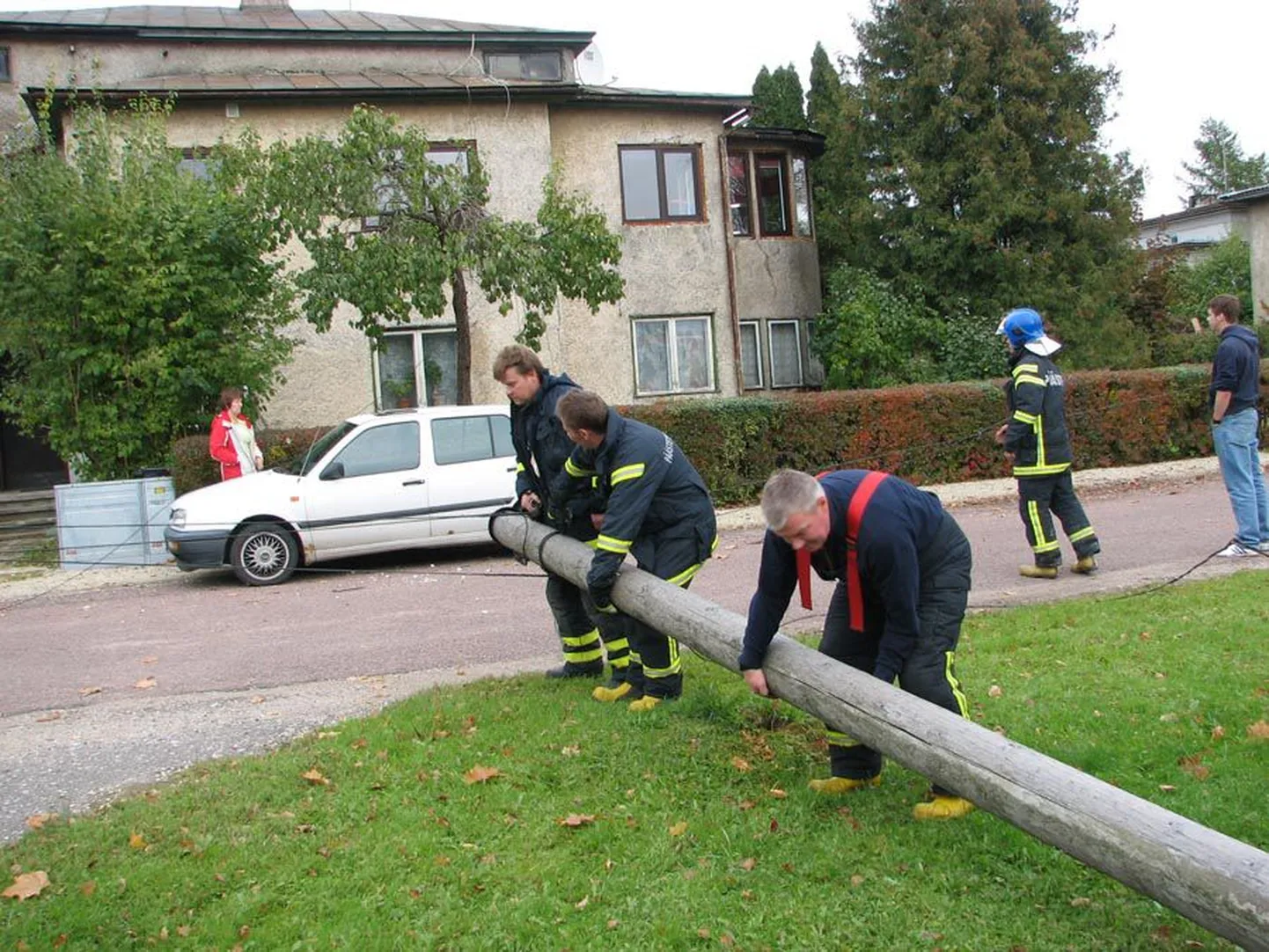 Pühapäeva pärastlõunal kukkus Viljandis Väike-Kaare tänaval maha läbimädanenud telefonipost.