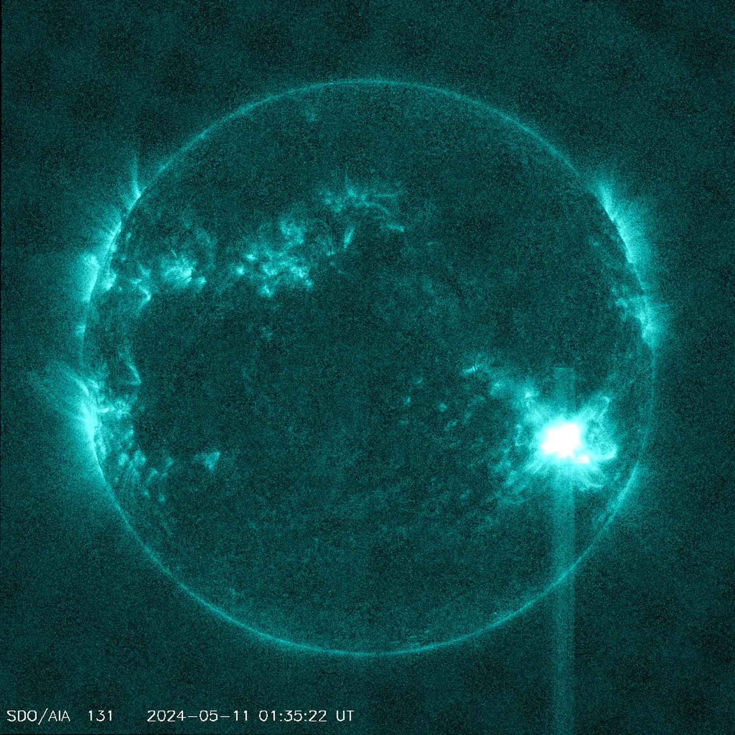 X3.98 klassi purse Päikesel on näha ereda laiguna paremal.