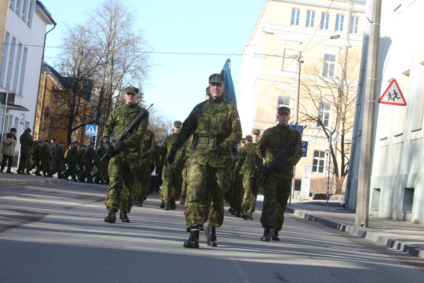 Kõrgema sõjakooli kadettide marss läbi Tartu linna.