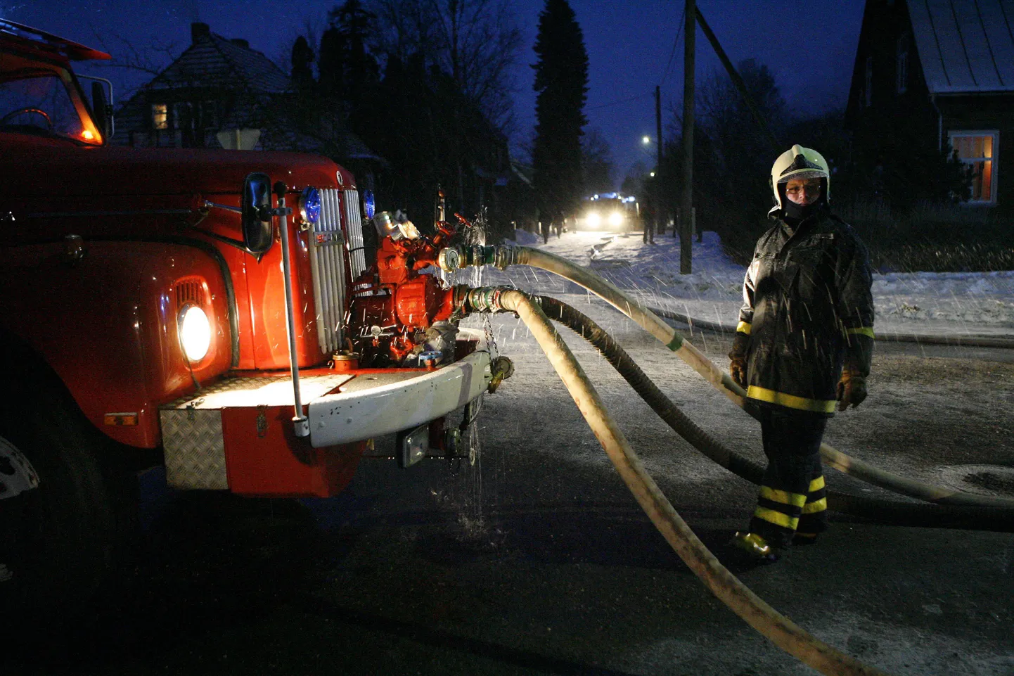 Päästjatel tuli eile neli korda prügikaste kustutama sõita.
