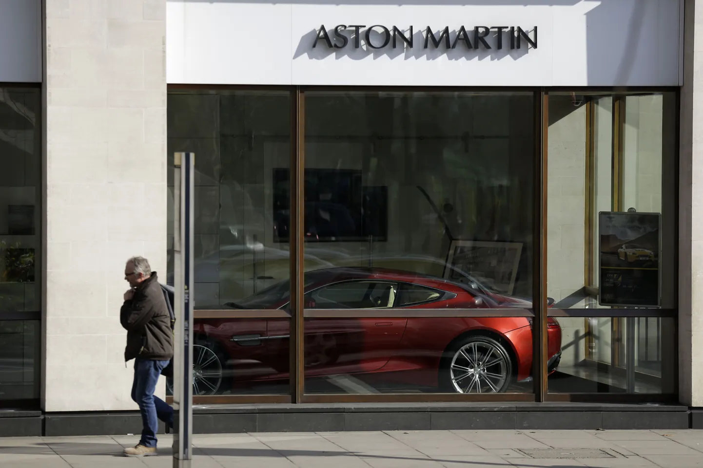 Aston Martini pood Londonis
