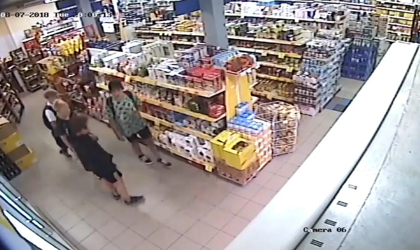 Kamba neli poissi eelmisel nädalal Võru tänava kaupluse laoruume puistamas.
