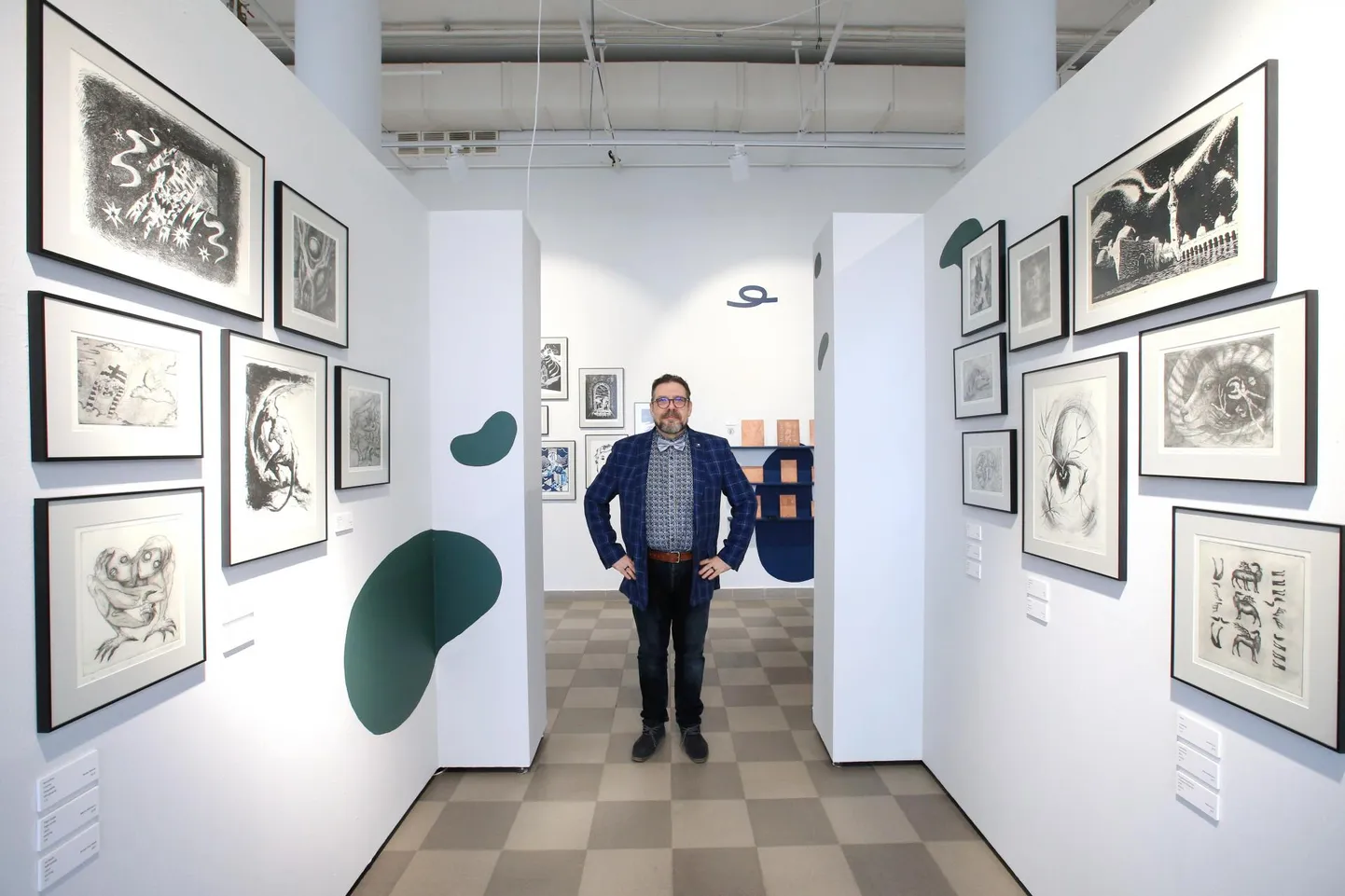 Pallase galeriis saab vaadata meediadisaini tudengite graafikanäitust «Sõlm», mille üks koostajaid ja tööde juhendajaid on meediadisaini osakonna juhataja Jaanus Eensalu.
