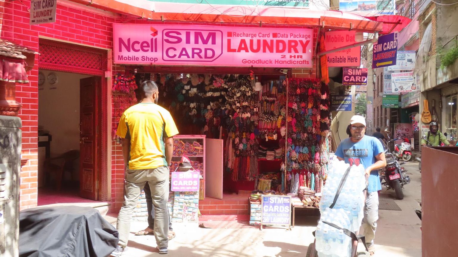Tüüpiline kõik-ühes-pood Katmandu Thameli linnaosas, kus pakutakse lisaks suveniiridele SIM-kaarte, kõneaja ja andmemahu laadimist ning loomulikult pesuteenust.
