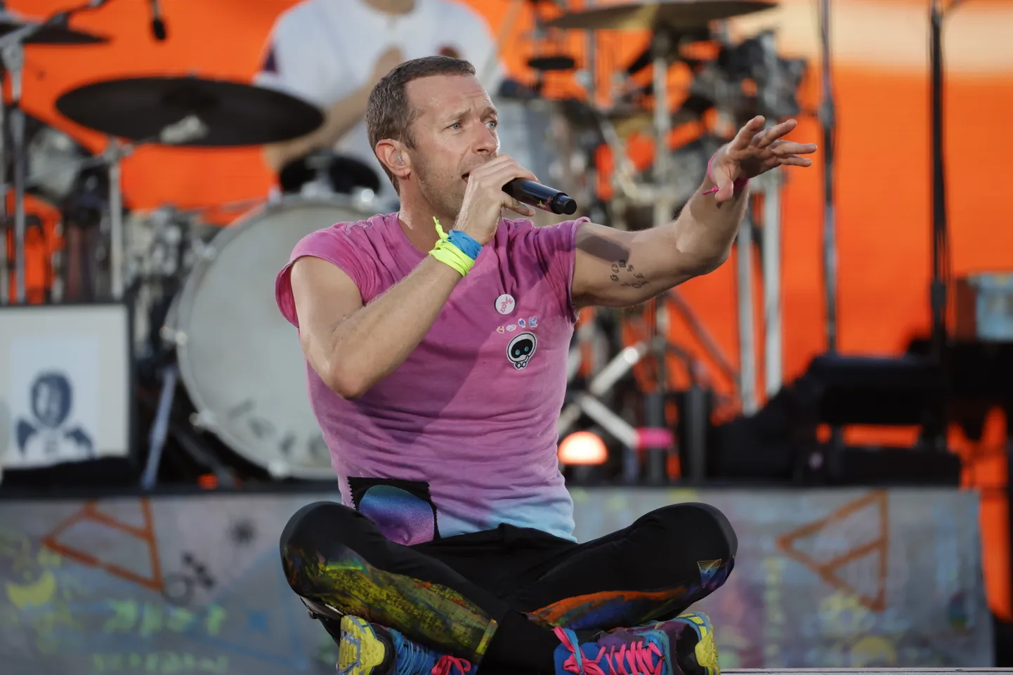 Coldplay esineb Rootsis. Bändis laulab Chris Martin (pildil).