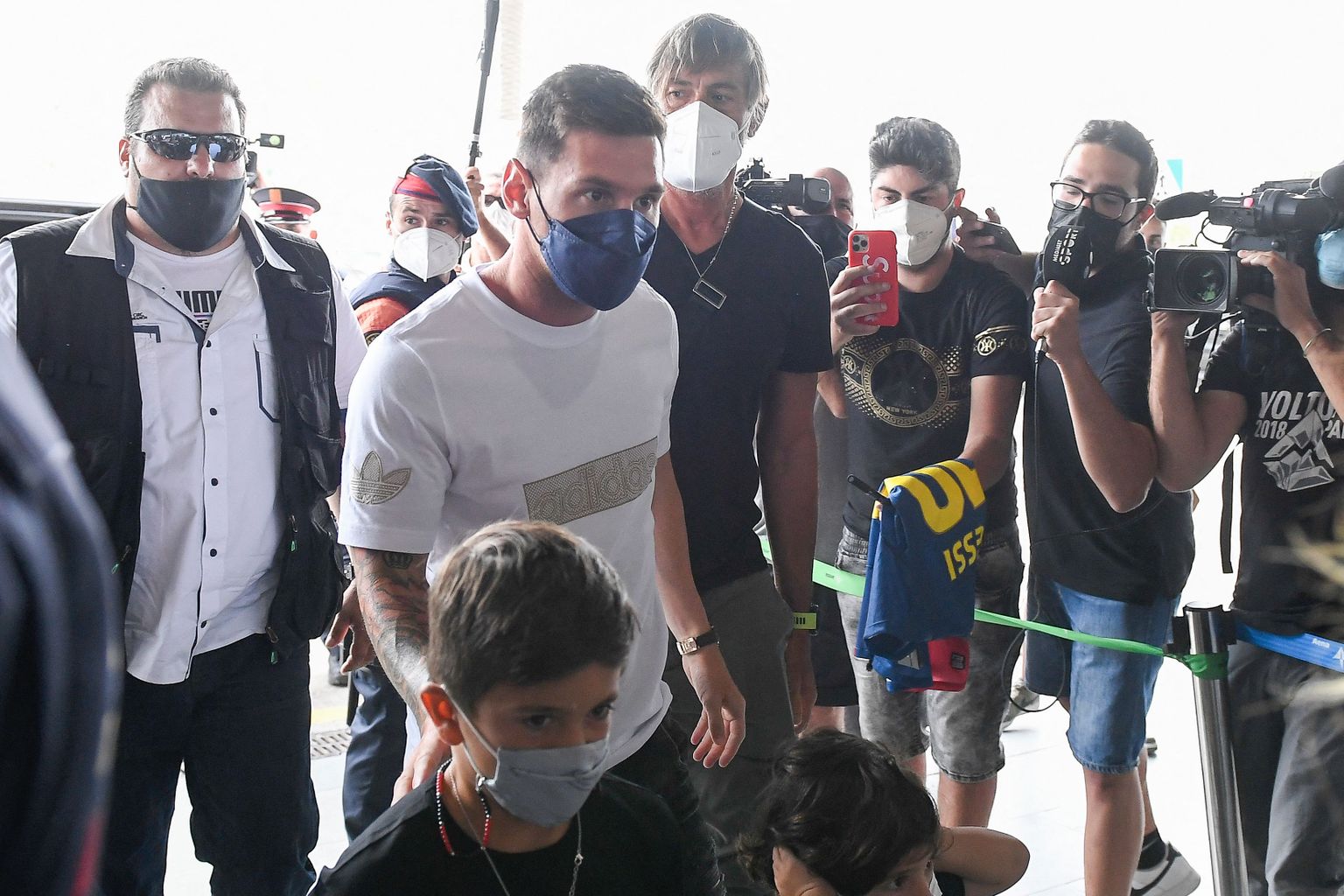 Hispaania klubi FC Barcelona endine argentiinlasest ründaja Lionel Messi (valges T-särgis) 10. augustil Barcelona El Prati lennujaamas, et lennata Prantsusmaale Pariisi, mille jalgpalliklubi PSG-ga ta väidetavalt lepingu sõlmis
