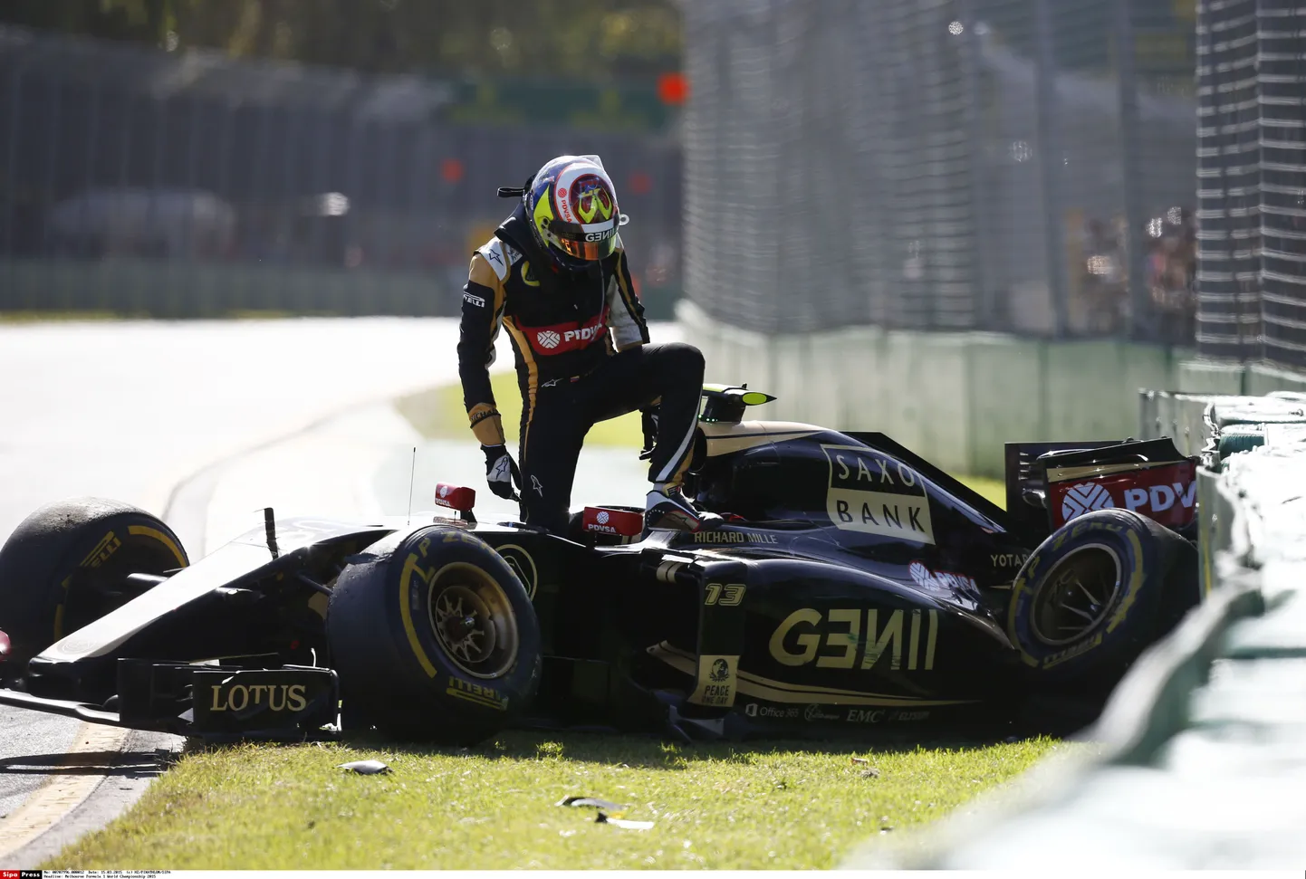 Pastor Maldonado pärast avariid.