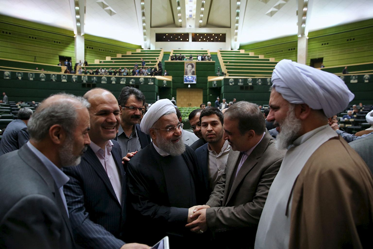 Iraani president Hassan Rouhani (keskel) tegi tuumaleppest oma senise ametiaja peateema. FOTO: Reuters/Scanpix