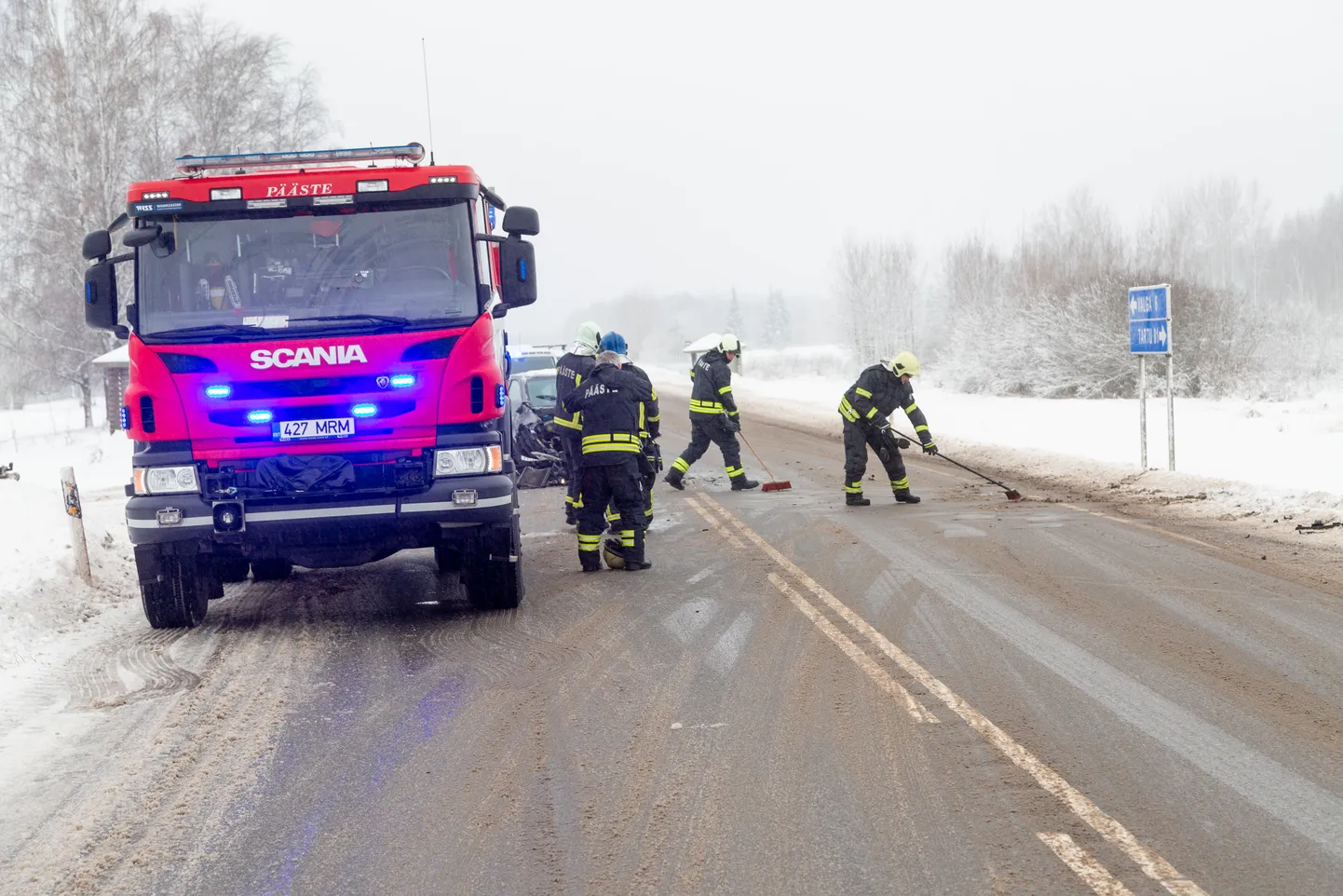 Päästjad liiklusõnnetuse järel teed puhastamas. Foto on illustratiivne.
