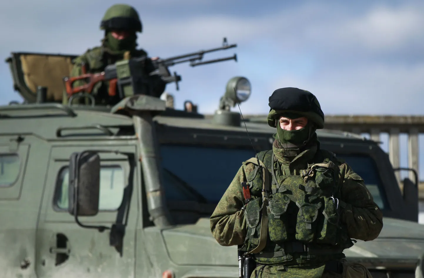 Ukraina Perevalnõi sõjaväebaasi piiravad sõdurid.