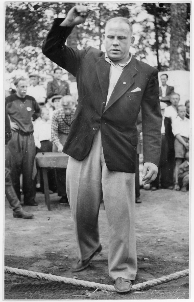 Sedakorda täidab juba kolmekordne Euroopa meister, kuid veel mitte olümpiavõitja Kotkas köieveokohtuniku rolli spordipeol Võrus (1948).