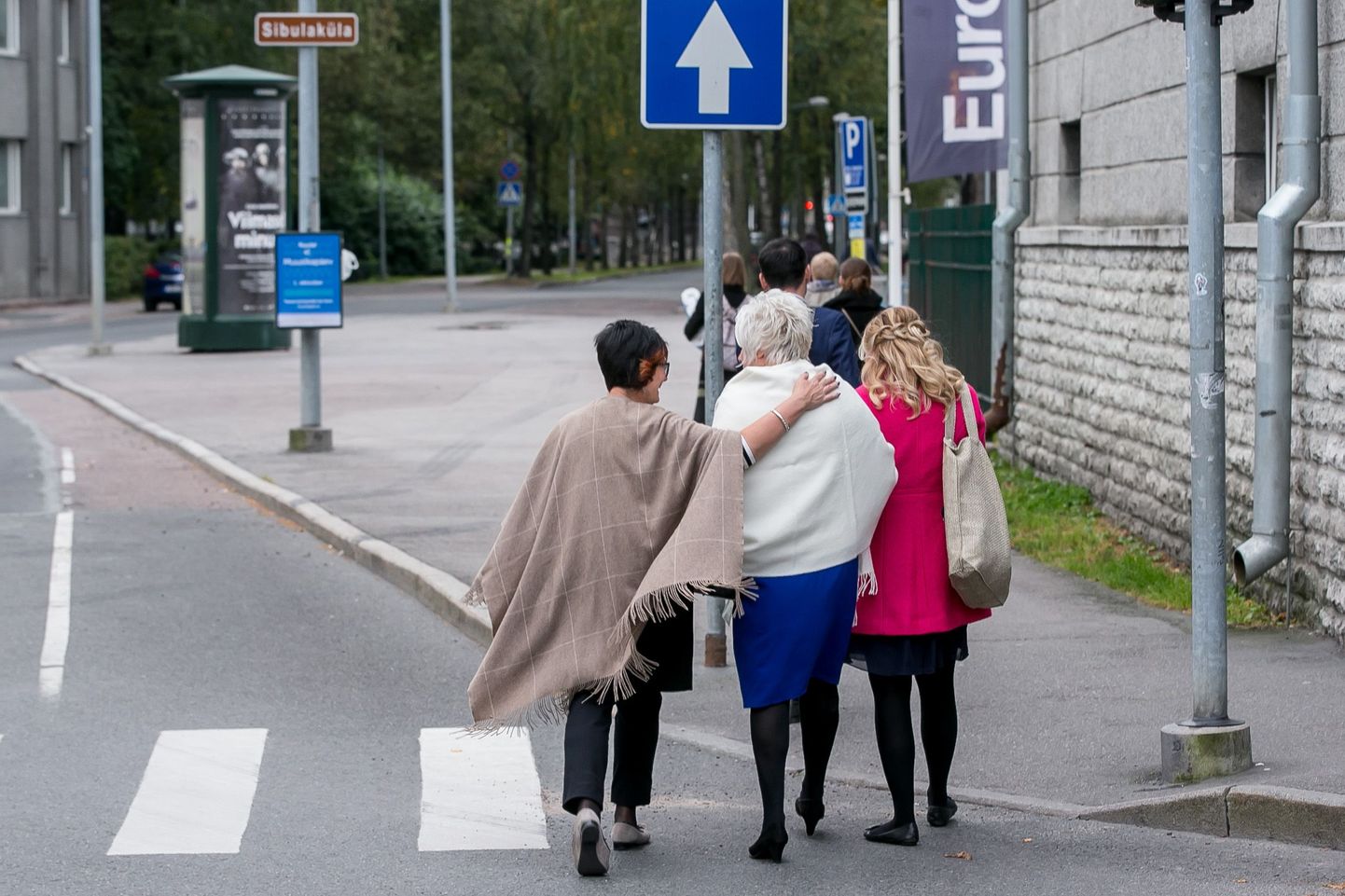 Marina Kaljurand lahkub valijameeste kogust Katrin Saksa (vasakul) ja tütre trööstivas seltskonnas.