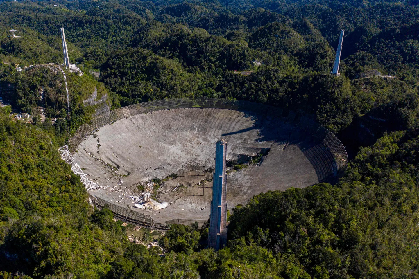 Arecibo raadioteleskoop varises.