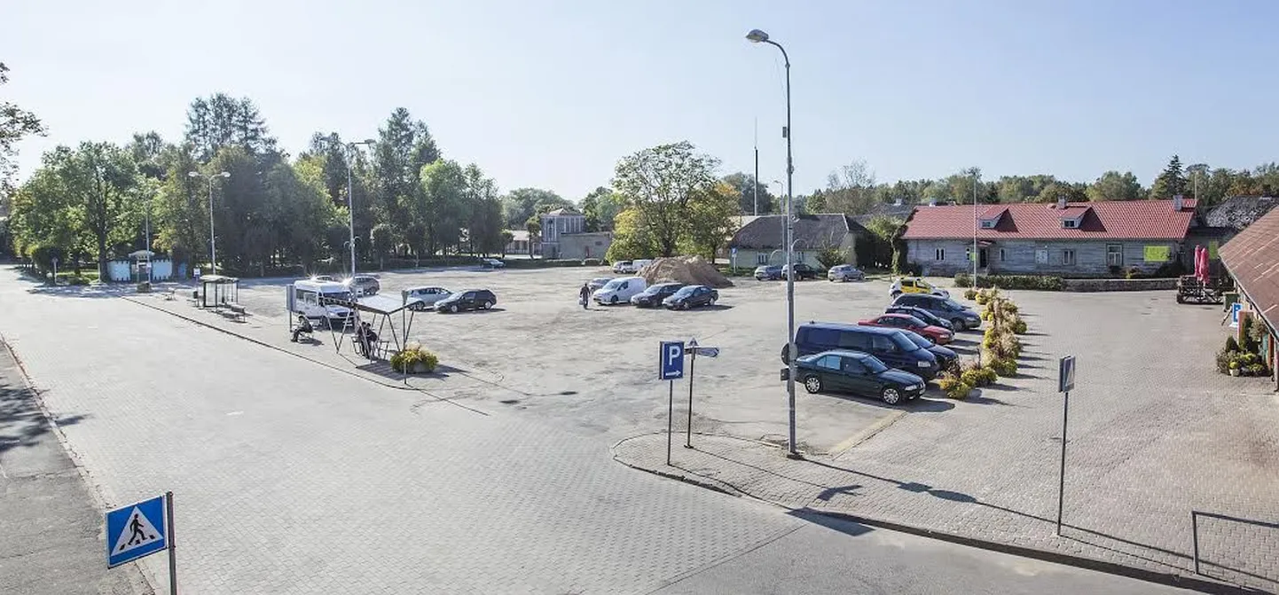 Tõrva keskväljak.