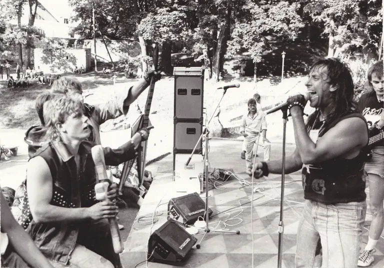 G.G.G. esinemas 1986. või 1987. aastal (arvatavasti Haapsalu lossihoovis). / Erakogu