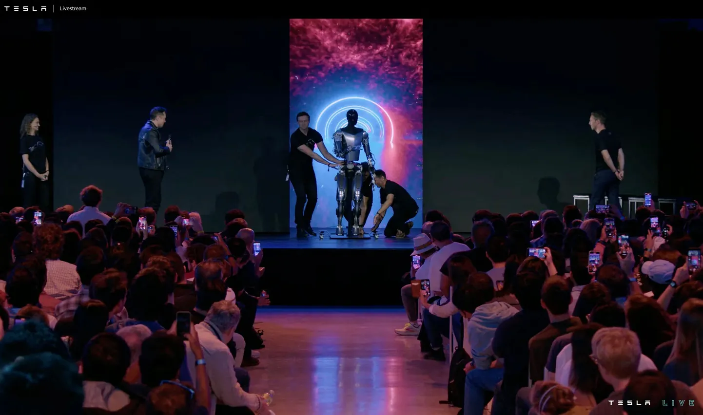 Palo Altos (California, Ameerika Ühendriigid) esitleti reedel kell viis õhtul kohaliku aja järgi humanoidrobot Optimust, millest ettevõtte juht Elon Musk loodab suuremat müügihitti, kui on ta elektriautod.