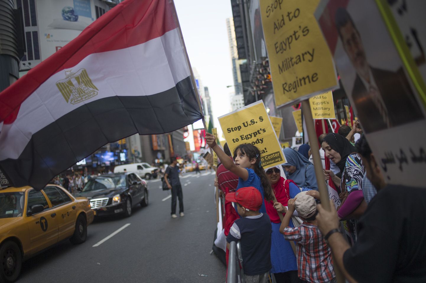 New Yorgis toimunud meeleavaldusel lehvitab väike tüdruk Egiptuse lippu ning tema selja taga seisev naine hoiab plakatit, mis nõuab USAlt Egiptusele antava sõjalise abi peatamist.