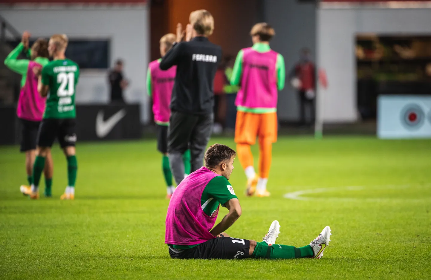 FC Flora mängijad pärast Omonialt saadud kaotust.