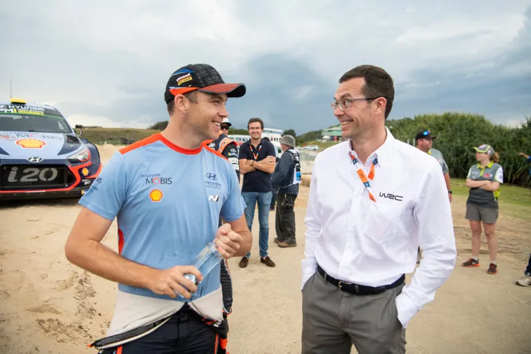 Hayden Paddon oli mullu üks kolmest Rally Estonial startinud piloodist. Tänavu tuleb esimest korda siia parempoolne mees, WRC-sarja peakorraldaja Oliver Ciesla, kes loodab näha põnevat spordiüritust ja head showd.