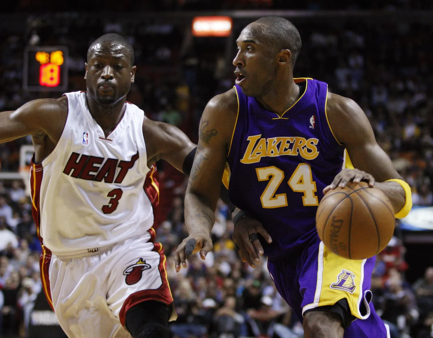 Miami Heati mängija Dwyane Wade (vasakul) takistamas Los Angeles Lakersi staari Kobe Bryantit.