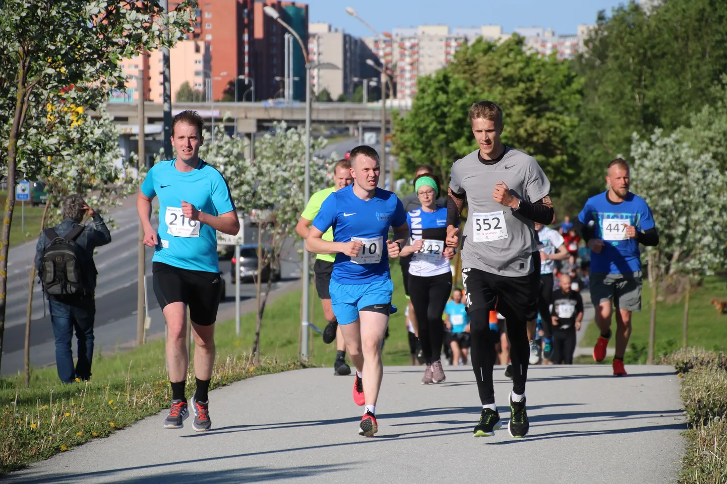 Забеги в Таллинне набирают популярность. На фото - участники забега в парке паэ (Ласнамяэ), а на следующих выходных стартует забег в Пыхья-Таллинне.