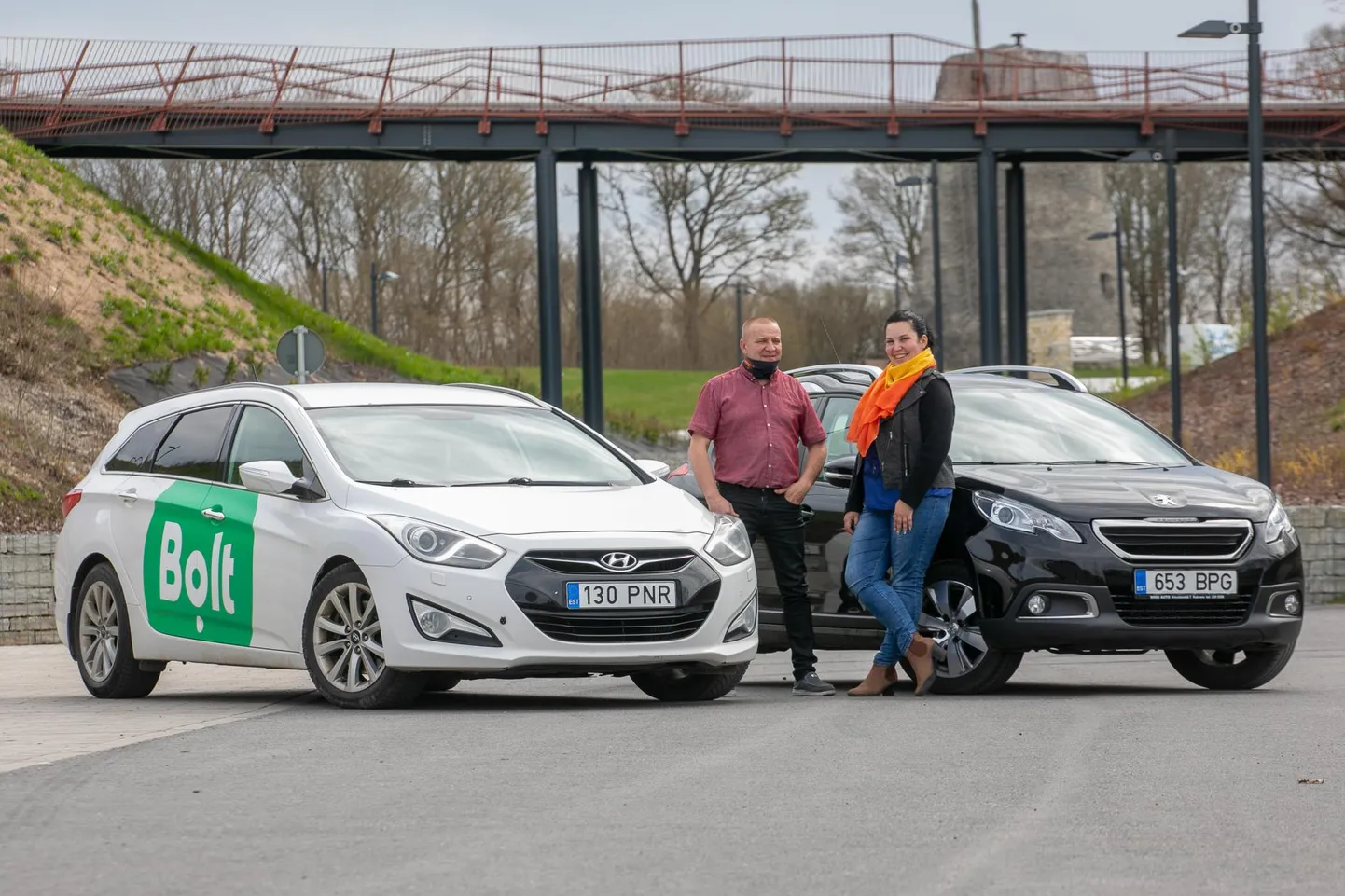 Kalmer Liivar sõidab Bolti kleepsudega autoga, mis on nagu liikuv reklaam, ja Eleryn Rämmeld osutab sõiduteenust nelja lapse kõrvalt.