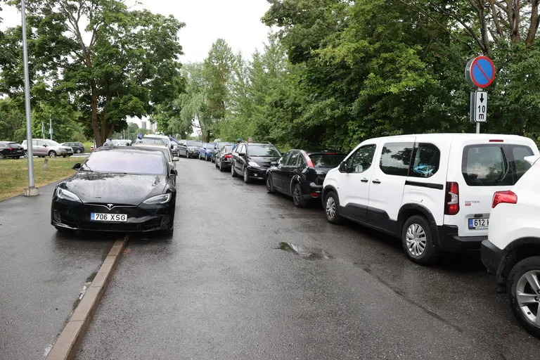 Все парковки района были заполонены автомобилями