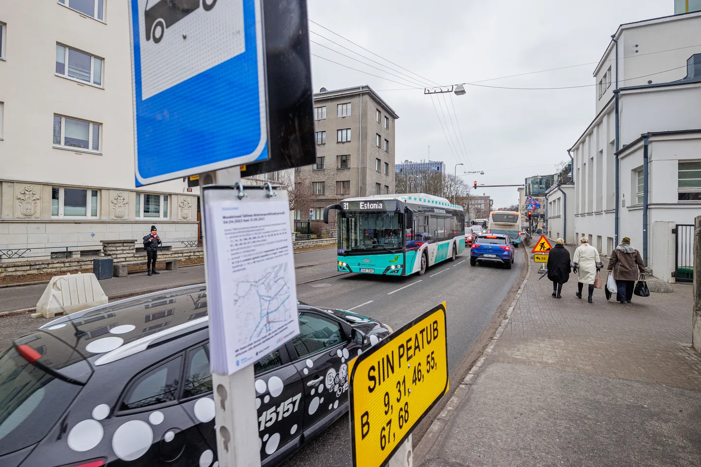 Tallinn Kesklinna liiklus tööpäeva lõpus. Fotol ajutine Tallinna Linnatranspordi bussipeatus Kreutzwaldi tänaval. 05.04.23. Foto on illustratiivne.